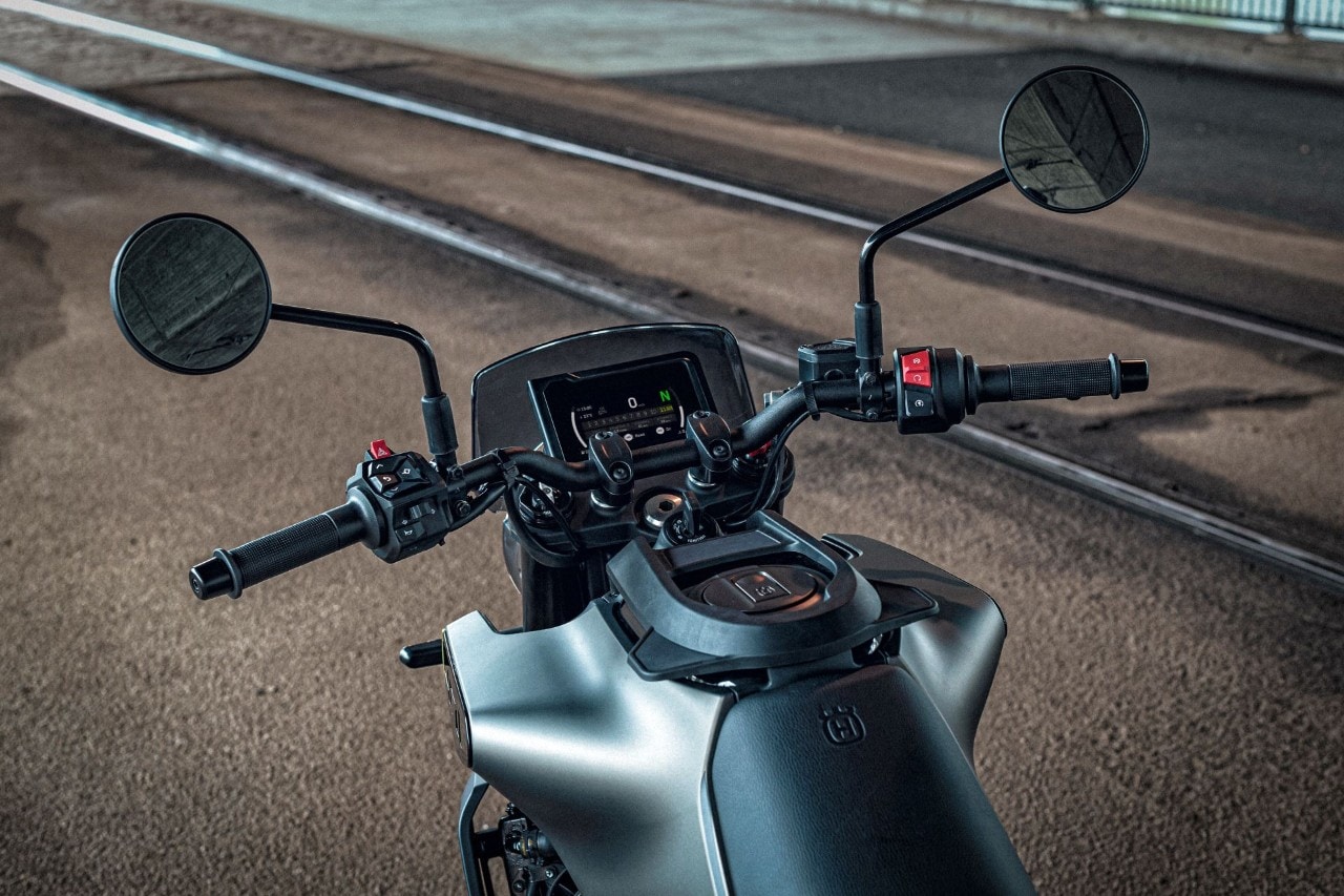 Husqvarna Svartpilen e Vitpilen 401: fuori cambia poco, dentro cambia tutto +VIDEO+